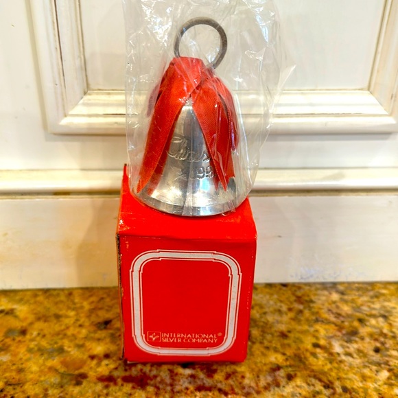 NEW🎄 INTERNATIONAL SILVER COMPANY CHRISTMAS 1990 SILVER BELL ORNAMENT W/ RIBBON - Picture 3 of 6